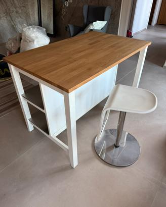 Isola Ikea con 2 sgabelli