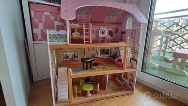 Casetta delle bambole in legno