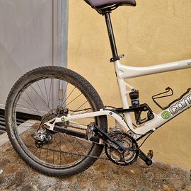 Bicicletta mountain bike