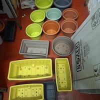 Vasi e sottovasi in plastica in blocco 