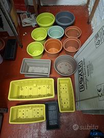 Vasi e sottovasi in plastica in blocco 