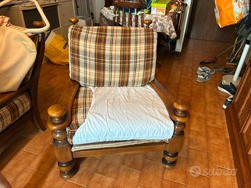 N.2 poltrone in legno