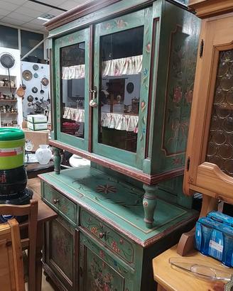 Credenza in stile tirolese