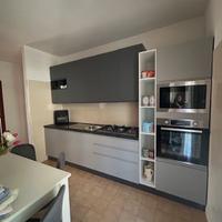 Cucina con elettrodomestici