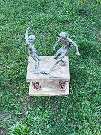 Scultura due calciatori vibtage da giradino