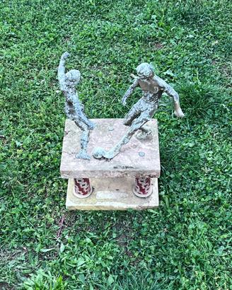 Scultura due calciatori vibtage da giradino