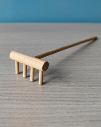 Piccolo rastrello per piccolo giardino zen