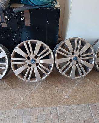 cerchi in lega  più 4 gomme stive 