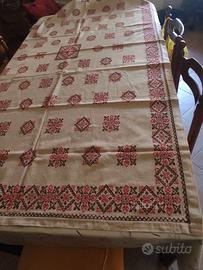 Tovaglia con motivi nei toni marrone e rosso