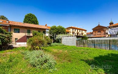 PORZIONE DI CASCINALE CON TERRENO EDIFICABILE IN B