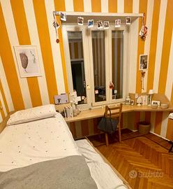 Camera su misura con due letti e empia scrivania