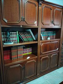 parete attrezzata con tavolo in legno