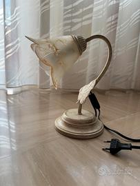 Lampada da comodino con paralume a fiore