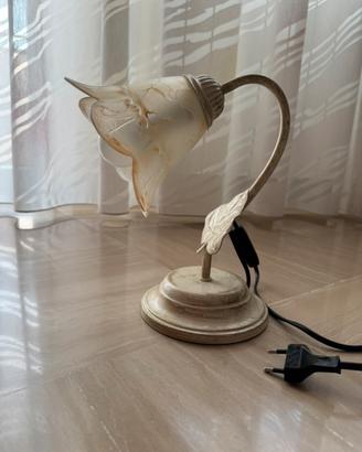 Lampada da comodino con paralume a fiore