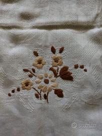 2 teli in cotone ricamati a mano