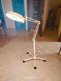 Lampada tavolino e sgabello estetista