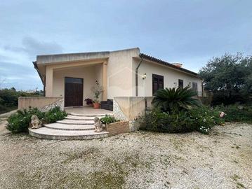 Villa con ampio giardino