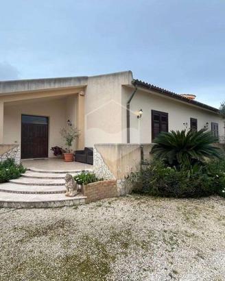 Villa con ampio giardino