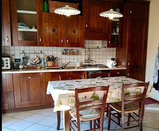 Cucina lineare noce massello poco usata