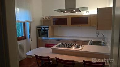 Cucina completa con penisola