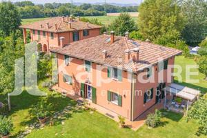 Villa di 310 m² con più di 5 locali e box auto a C