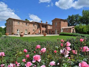 Rustico / Casale di 600 m² con più di 5 locali e b