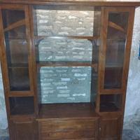 parete attrezzata con vetrine e cassettone