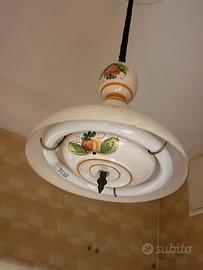 Lampadario vintage in ceramica decorata con frutta