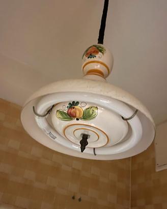 Lampadario vintage in ceramica decorata con frutta