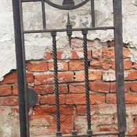 Antico cancello in ferro battuto massiccio