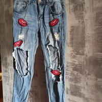 Jeans Boyfriend con Strappi e Patch Labbra Rosse