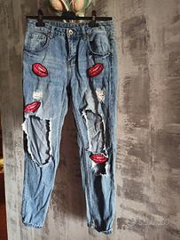 Jeans Boyfriend con Strappi e Patch Labbra Rosse