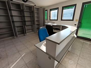scrivania ufficio con due sedie