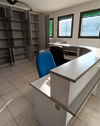 scrivania ufficio con due sedie