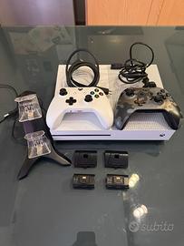 XBOX ONE S, due controller,batteria ricaricabile