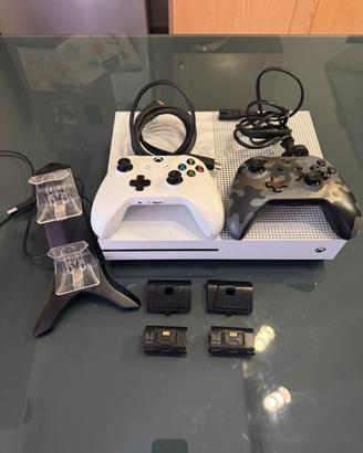 XBOX ONE S, due controller,batteria ricaricabile