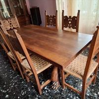 Tavolo e sedie in stile