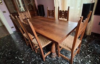 Tavolo e sedie in stile