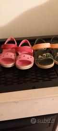 2 paia di crocs n. 22