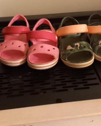2 paia di crocs n. 22