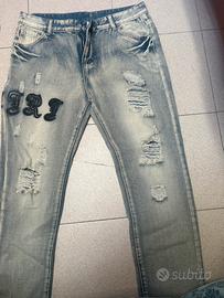 Jeans Uomo Chiari Effetto Strappato e Patch Nere