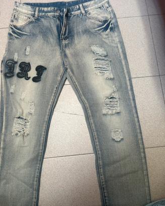 Jeans Uomo Chiari Effetto Strappato e Patch Nere