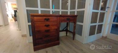 Scrivania in legno con cassettiera – stile rustico