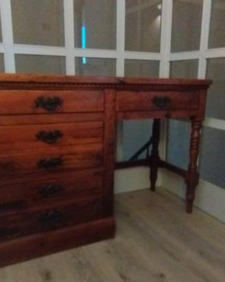 Scrivania in legno con cassettiera – stile rustico