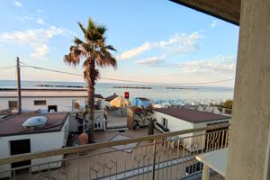 Bicamere primo piano sul MARE