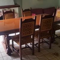 Camera da pranzo soggiorno con tavolo e sedie