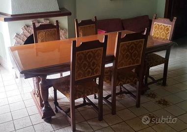 Camera da pranzo soggiorno con tavolo e sedie