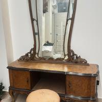 Toeletta d’epoca con specchiera e sgabello
