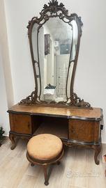 Toeletta d’epoca con specchiera e sgabello