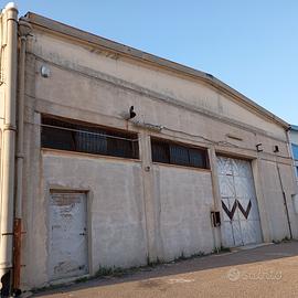 Magazzino uso deposito mq 468 , in viale Elmas